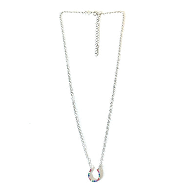 Espectacular collar extensible de plata de ley con una herradura de plata 925 y circonitas de colores. Este collar es una pieza ideal tanto para los amantes del mundo ecuestre como si no. Además es super combinable con tu look favorito.